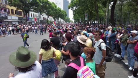 Personas-Reunidas-Para-Ver-La-Marcha-Del-Orgullo-Lgtb-En-El-Centro-De-La-Ciudad-De-México