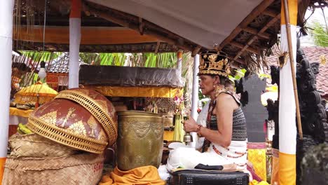 El-Sacerdote-Realiza-El-Ritual-Religioso-Con-Ropas-Coloridas