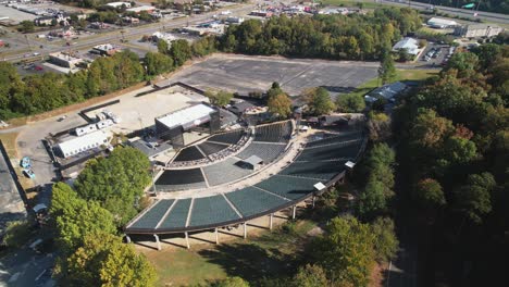 Pan-Lateral-Aéreo-Del-Anfiteatro-Oak-Mountain-En-Pelham,-Alabama