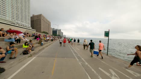 Menschenmassen-Warten-Auf-Den-Beginn-Der-Chicago-Air-And-Water-Show-2022,-Nachdem-Berichte-über-Wetterbedingte-Verzögerungen-Berichtet-Wurden