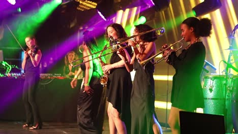 Todas-Las-Bandas-Femeninas-Actuando-En-El-Escenario-En-Londres-Cantando-Y-Tocando-La-Trompeta,-Reino-Unido