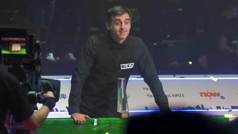 El-Campeón-Mundial-Y-Jugador-De-Billar-Número-Uno-Del-Mundo,-Ronnie-O&#39;sullivan,-Posa-Con-El-Trofeo-De-Ganador-Mientras-Celebra-La-Victoria-Del-Campeonato-En-El-Evento-De-Competencia-Del-Torneo-Maestro-De-Hong-Kong