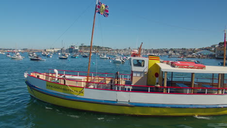 St-Mawes-Shuttle-Boat-Sailing-Across-The-River-During-Falmouth-Week-In-Cornwall,-UK