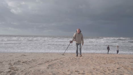 Mann-Mit-Metalldetektor-Am-Strand-In-De-Haan,-Belgien---Breit