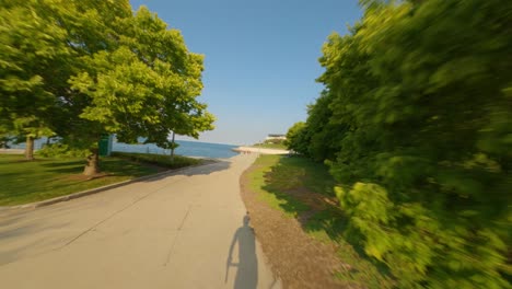 Lapso-De-Tiempo-Del-Paseo-En-Bicicleta-Hacia-El-Sur-En-El-Sendero-Frente-Al-Lago-De-Chicago,-Senderos-Para-Correr-Y-Caminar-En-Las-Orillas-Del-Circuito-Del-Lago-Michigan-Hasta-El-Campus-Del-Museo-Del-Planetario