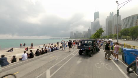 Radfahren-Auf-Dem-Lakefront-Trail-Durch-Menschenmassen,-Die-Die-Luft--Und-Wassershow-2022-In-Chicago-Am-Ufer-Des-Michigansees-Sehen