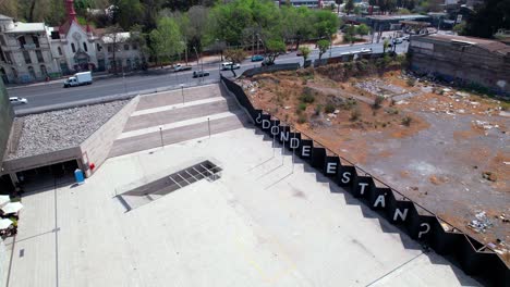 Donde-Estan-Kontext-Auf-Den-Zaun-Vor-Dem-Museum-Für-Erinnerung-Und-Menschenrechte-In-Santiago,-Chile-Gemalt