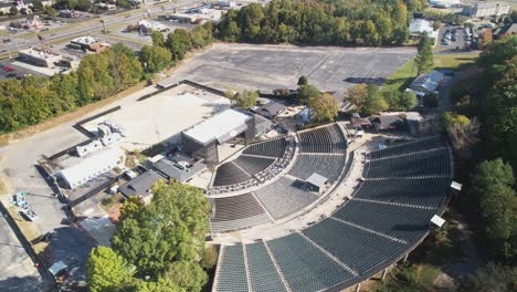 Enfoque-Lateral-Aéreo-Del-Anfiteatro-De-Oak-Mountain-En-Pelham,-Alabama