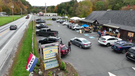 Toma-Aérea-Del-Mercado-De-Agricultores-De-Woodstock-En-Vermont