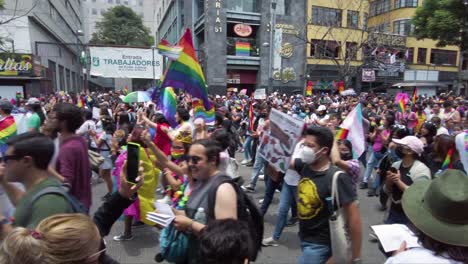 Gente-Reunida-Para-La-Marcha-Del-Orgullo-Lgtb-En-El-Centro-De-La-Ciudad-De-México