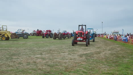 Zeitraffer-Von-Antiken-Traktoren-Auf-Dem-Ausstellungsring-Während-Der-Ausstellung-Bei-Der-Great-Trethew-Oldtimer-Rallye-In-Liskeard,-Großbritannien