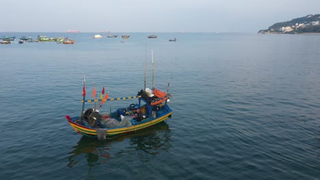 Vuelo-Aéreo-Sobre-Pequeños-Barcos-De-Pesca-Vietnamitas-De-Colores-Brillantes-Que-Regresaron-A-La-Costa-Después-De-Una-Noche-En-El-Mar