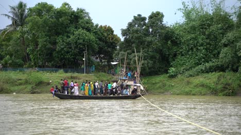 La-Gente-Está-Cruzando-El-Río-En-Barco