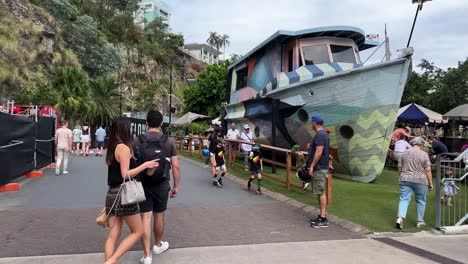 Punto-De-Vista-Del-Recinto-Frente-Al-Río,-Capturando-A-Las-Personas-Reunidas-En-Los-Lugares-De-Los-Muelles-De-Howard-Smith-De-Los-Delincuentes,-Los-Turistas-Visitan-El-Famoso-Bar-Y-Comedor-Al-Aire-Libre-Frente-Al-Mar,-Brisbane,-Queensland,-Australia