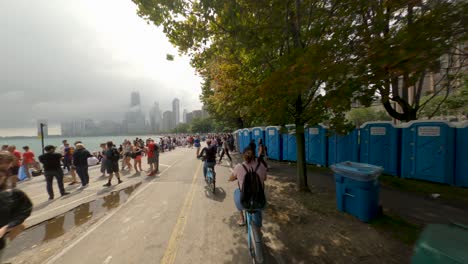 Radfahren-Auf-Dem-Lakefront-Trail-Durch-Menschenmassen,-Die-Die-Luft--Und-Wassershow-2022-In-Chicago-Am-Ufer-Des-Michigansees-Sehen