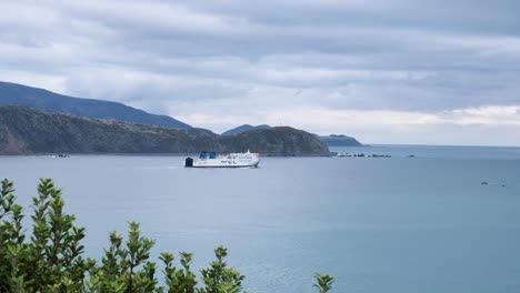 Interislander-fähre-In-Der-Nähe-Von-Pencarrow-Lighthouse,-Verlässt-Den-Hafen-Von-Wellington-Und-Reist-In-Die-Küstenstadt-Picton,-Südinsel-Von-Neuseeland-Aotearoa