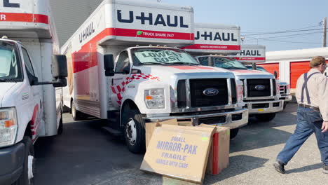 Cliente-Masculino-Con-Cajas-De-Embalaje-En-El-Alquiler-De-Camiones-U-haul