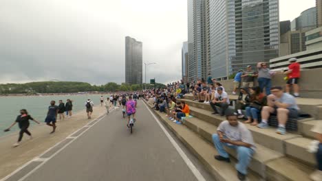 Radfahren-Auf-Dem-Lakefront-Trail-Durch-Menschenmassen,-Die-Die-Luft--Und-Wassershow-2022-In-Chicago-Am-Ufer-Des-Michigansees-Sehen