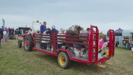 Los-Ingleses-En-Un-Paseo-En-Vagones-Tirados-Por-Tractores-En-El-Gran-Rally-Vintage-De-Trethew-En-Liskeard,-Reino-Unido