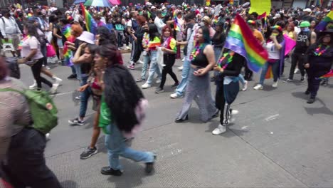 Mexikanische-Lgtb-gemeinschaft-Marschiert-Bei-Der-Stolzparade-Auf-Den-Straßen-Der-Innenstadt-Von-Mexiko