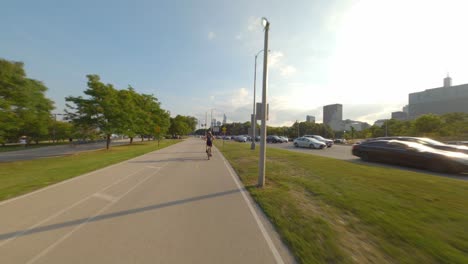 Lapso-De-Tiempo-Del-Paseo-En-Bicicleta-Hacia-El-Sur-En-La-Bicicleta-De-Sendero-Frente-Al-Lago-De-Chicago,-Correr-Y-Caminar-A-Orillas-Del-Lago-Michigan-Loop-Rascacielos-Del-Horizonte-Del-Centro