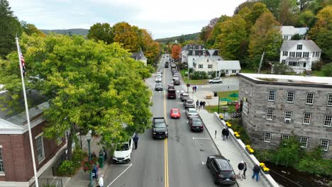 Kamerafahrt-Aus-Der-Luft-über-Die-Belebte-Hauptstraße-In-Einer-Malerischen-Kleinstadt-Im-Herbst