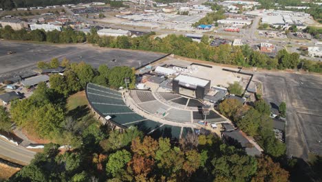 Aerial-approach-of-Oak-Mountain-Amphitheatre-in-Pelham,-Alabama