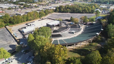 Aerial-low-pan-of-Oak-Mountain-Amphitheatre-in-Pelham,-Alabama