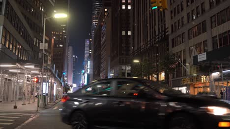 Straßenansicht-In-Der-Nähe-Des-Times-Square-Bei-Nacht