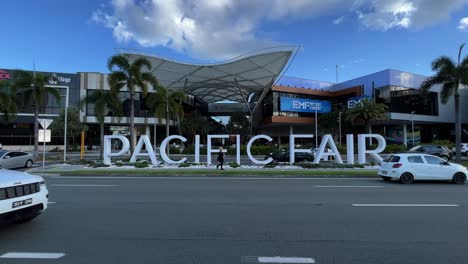 Statischer-Schuss-Der-Vorderfassade-Des-Pacific-Fair-Einkaufszentrums-Mit-Blockbuchstabenschild-Am-Vordereingang-Gegen-Blauen-Himmel-Mit-Autoverkehr-Im-Vordergrund-An-Einem-Sonnigen-Tag