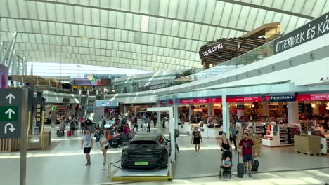 Passagiere-In-Der-Lobby-Des-Terminal-2-Des-Flughafens-Budapest-Ferenc-Liszt