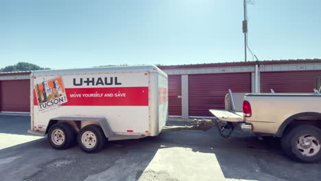 Camioneta-Ford-Tira-Del-Remolque-U-haul-Por-Unidades-De-Almacenamiento-Rojas