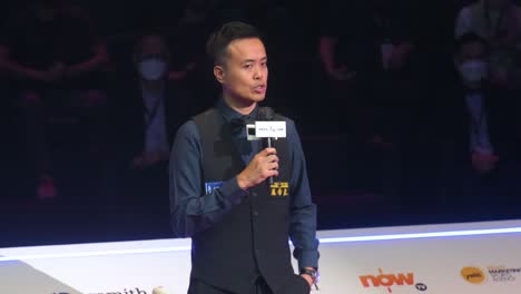 Professioneller-Snookerspieler-Von-Hong-Kong,-Marco-Fu,-Spricht-Nach-Dem-Verlorenen-Letzten-Spiel-Und-Dem-Zweiten-Platz-Beim-Hong-Kong-Masters-Snooker-Turnier