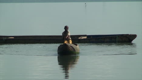 Niño-Guineano-Rema-Y-Conduce-Una-Canoa-En-El-Río-Cacheu