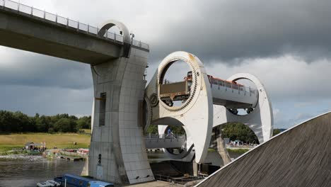 Zeitraffer-Des-Falkirk-Wheel-Bootslifts,-Der-Sich-In-Schottland-Dreht-Und-Das-Rote-Schiff-Nach-Unten-Bewegt