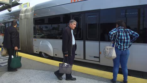 Abordar-Una-Línea-De-Autobús-En-La-Estación