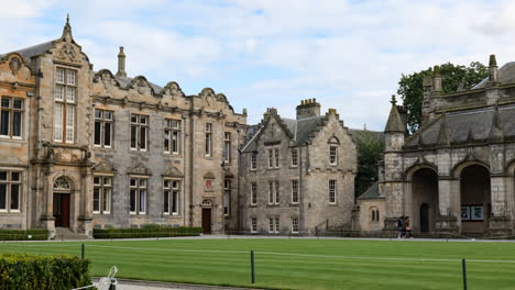 Patio-De-La-Universidad-De-Saint-Andrews-En-Escocia-Con-Estudiantes-Y-Turistas