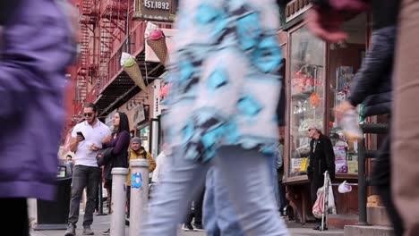 Establecimiento-De-Una-Tienda-De-Helados-Little-Italy-Con-Gente