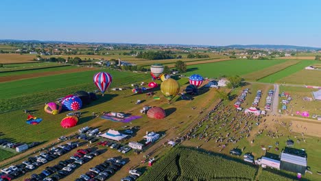 Pájaro-En-Mano,-Pennsylvania,-19-De-Septiembre-De-2021---Vista-De-Drones-Del-Lanzamiento-De-Globos-Aerostáticos-Durante-Un-Festival-De-Globos-En-Un-Cielo-Soleado