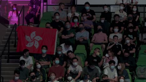 Los-Espectadores-Locales-Sostienen-Una-Bandera-De-Hong-Kong-Mientras-Ven-Un-Partido-De-Billar-Durante-El-Evento-Del-Torneo-Del-Campeonato-De-Maestros-De-Billar-De-Hong-Kong