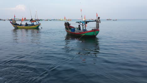 Pequeños-Barcos-De-Pesca-Vietnamitas-Que-Regresan-A-La-Costa-Después-De-Una-Noche-En-El-Mar