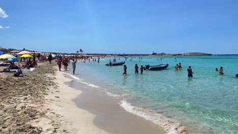 Destino-De-Vacaciones-De-Ensueño-De-Verano-En-La-Isla-De-Formentera-Ses-Illetes-Playa-Ibiza-España,-Agua-Turquesa-Transparente-Y-Yates-De-Lujo-En-Una-Playa-De-Arena-Blanca,-Gente-De-Vacaciones,-Tiro-De-4k