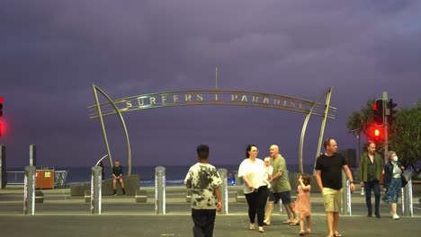 Wahrzeichen-Des-Surferparadieses,-Menschen,-Die-Zum-Strand-Schlendern,-Die-Dicke-Schicht-Ominöser-Dunkler-Wolken-Beobachten-Und-Beobachten,-Die-Den-Himmel-Bedecken,-Die-Nasse-Und-Wilde-Sturmsaison-Nähert-Sich