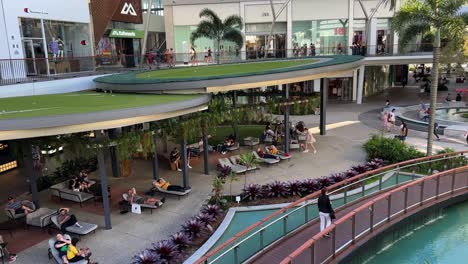 Compradores-Paseando-Y-Mirando-Escaparates-En-El-Centro-Comercial-Más-Grande-De-Pacific-Fairs-En-Gold-Coast-En-Broadbeach-Waters-En-Una-Relajante-Y-Soleada-Tarde,-Queensland,-Australia