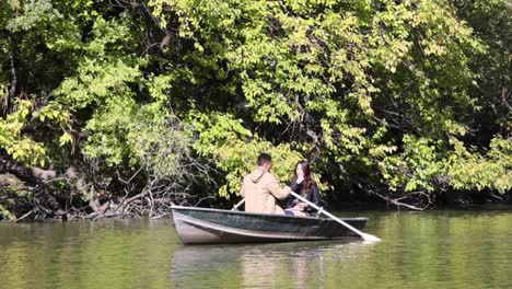 Central-Park-Nahaufnahme-Paar-Bootfahren