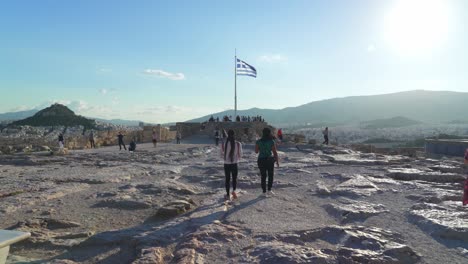 Bandera-De-Grecia-Ondeando-En-El-Viento-Cerca-Del-Mirador-De-La-Acrópolis