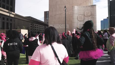 Evento-De-Concientización-Sobre-El-Cáncer-En-El-Centro-De-Detroit,-Michigan,-Con-Video-Cardán-Caminando-Hacia-Adelante