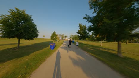 Lapso-De-Tiempo-En-Dirección-Norte-De-Un-Paseo-En-Bicicleta-Por-El-Sendero-Frente-Al-Lago-De-Chicago-A-Orillas-Del-Lago-Michigan-Montrose-Beach