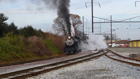 Locomotora-De-Vapor-Que-Sopla-Humo-Negro-Y-Vapor-Mientras-Saca-Una-Estación-En-Un-Día-De-Invierno