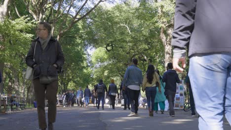 Das-Einkaufszentrum-Central-Park-Ny-Zeitlupe-Leute-Zu-Fuß